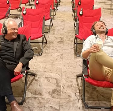 jean-jacques charbonier est assis dans un fauteuil rouge dans une salle de TCH