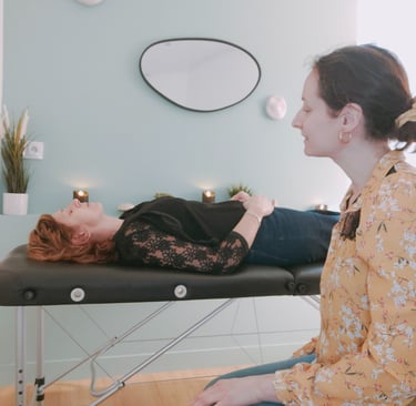 une hypnothérapeute pratique une préparation TCH à une femme, à Paris 15