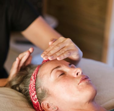 Imposición de manos mediante Reiki