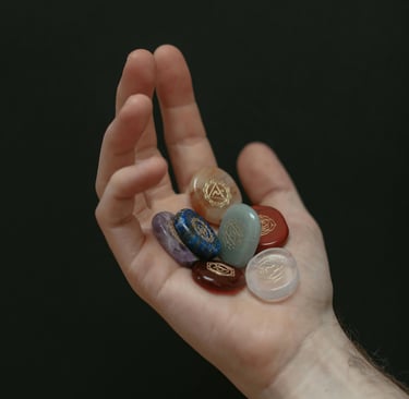 Una mano sosteniendo gemas de reiki