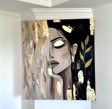 Cuadro en lienzo pintado a mano con retrato femenino, técnica mixta para decoración moderna.