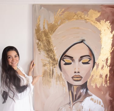 Pintora de retrato sobre lienzo para cuadro decorativo, ambientar espacios con color tierra y dorado