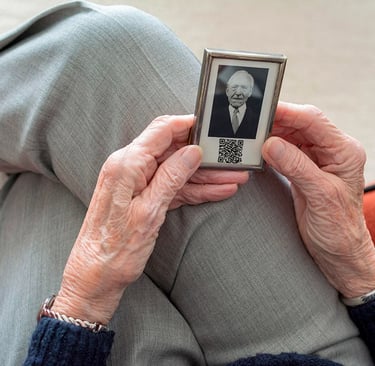 abuela con foto en mano