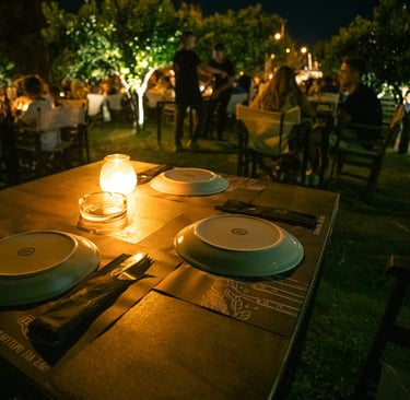 Αυλή Grill Bar Restaurant Πάτρα – Διακόσμηση και ατμόσφαιρα