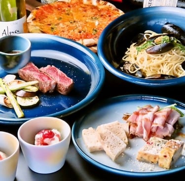 ensemble d'assiettes en céramique japonaise avec de la nourriture dessus