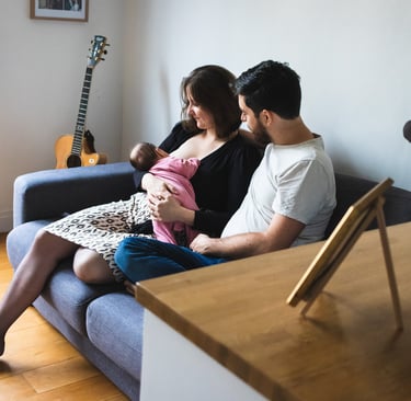 photographe de naissance, à domicile, lumière naturelle, allaitement