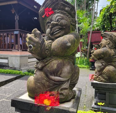 Lachende Figur in Ubud