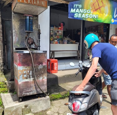 Motorroller in Indonesien betanken