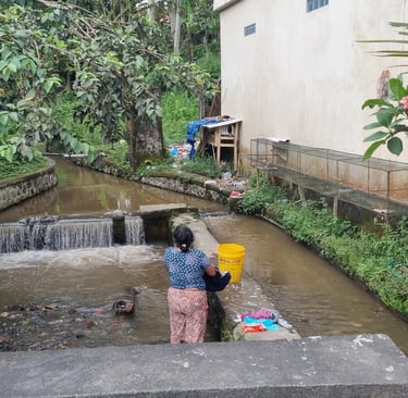 Textil-Wäsche im Fluss bei Ubud