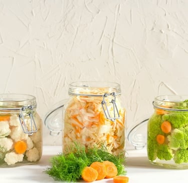 Una variedad de verduras en frascos con una variedad de verduras.