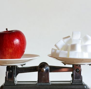 Balanza conceptual: en un lado una manzana fresca roja, en el otro un montón de cubos de azúcar blanco procesado