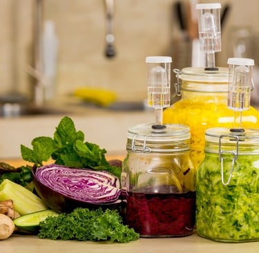 Una variedad de alimentos fermentados veganos en una encimera.