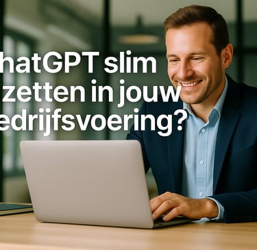 Man in pak werkt glimlachend op laptop in moderne kantoorruimte met ChatGPT-visualisatie.