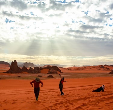 Paysages spectaculaires de Tadrart Rouge près de Djanet, au cœur du Sahara algérien.
