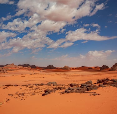 Découverte des paysages de Tadrart Rouge avec The Pleiades Travel dans le Sahara algérien.