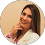 Imagem de perfil de uma mulher com camiseta branca sorrindo