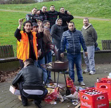 Reinhard Mokros: Junge Männer beim Grillen im Park