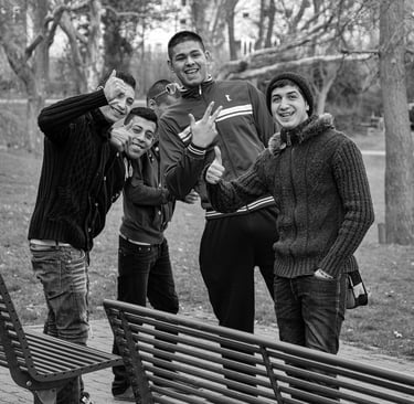 Reinhard Mokros: Gruppe Jugendlicher im Park in Duisburg-Hochfeld