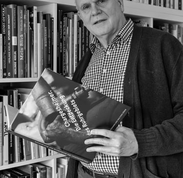 Reinhard Mokros in seiner Bibliothek mit Fotobüchern.