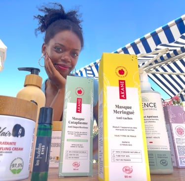 belle jeune femme noire aux cheveux crépus il d'agit de jaymes kalala fondatrice d renaissance beuté