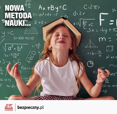 dziewczynka z ksiazka na glowie na tle tablicy - pamietaj o nnw szkolnym wraz kod rabatowy posrednika bezpieczny.pl 07000