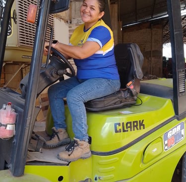 colaboradora dirigindo empilhadeira