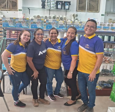 grupo de colaboradores dentro da loja