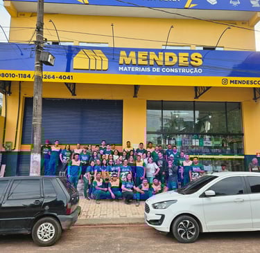 foto dos colaboradores em frente a loja matriz