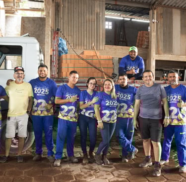 foto de colaboradores em frente a um dos caminhões de entrega