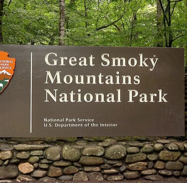 a sign that says great smoky smokey mountains national park