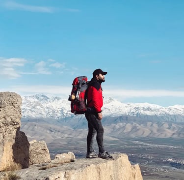 Hiker standing on the balcony viewpoint of Sentiero Bonacossa overlooking the Cadini di Misurina pea