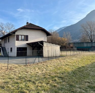 Pose de clôture en grillage sur mesure pour délimitation de jardin à faverges