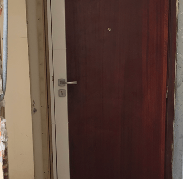 serrure carénée multipoints Vachette blanche installée sur une porte palière