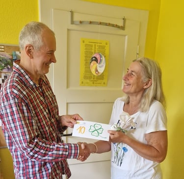 Jörg Grube bekommt seine Jubiläumsglückwunschkarte