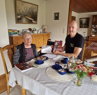 Jörg Grube mit der Autorin am Tisch beim Kaffee trinken