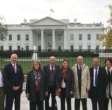 Jörg Grube im Anzug vor dem weißen Haus in Washington inmitten der Gruppe von Teilnehmern