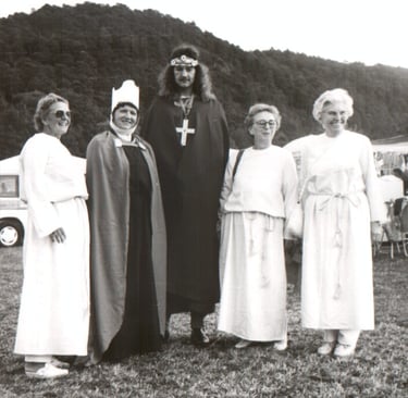 Jörg Grube in Gernrode auf einem schwarz-weiß Bild im Kostüm eines Wikingers