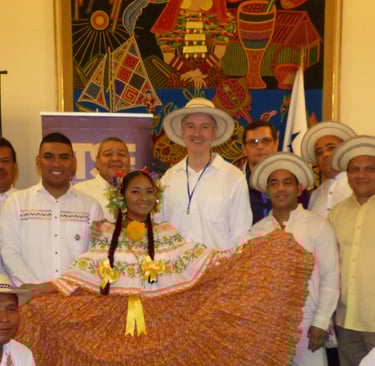 Jörg Grube mit Panama Hut mit der Lehrergruppe und einer Tänzerinin