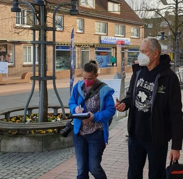 Jörg Grube bei einem Interview auf der Straße