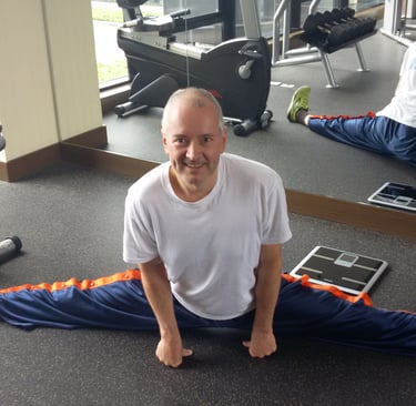 Jörg Grube im Fitnessraum eines Hotels im Spagat