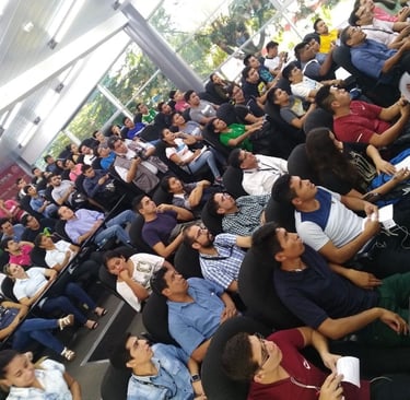 Hier ist das Publikum einer Schule bei einem Vortrag von Jörg Grube zu sehen. Dutzende Schüler/innen