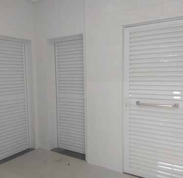 Portas de alumínio branco em venezianas