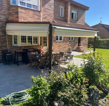 Toldo extensible para chalet con cortinas laterales