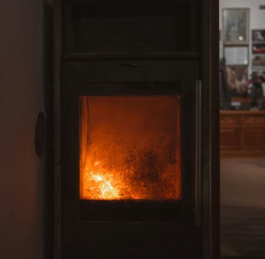 Poêle à granulés installé dans un intérieur breton moderne à Vannes