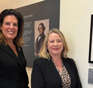 Deputy speaker Caroline Nokes MP, Kirsteen Sullivan MP, and the portrait of Peter McLagan