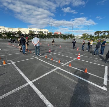 Observadores ao edor da pista acompanhando orientações
