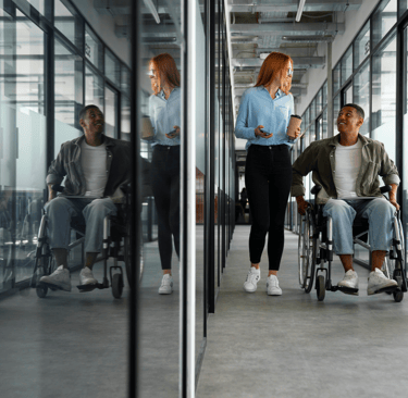 imagem de corredor onde uma mulher esta caminhando ao lado de um rapaz em cadeira de rodas
