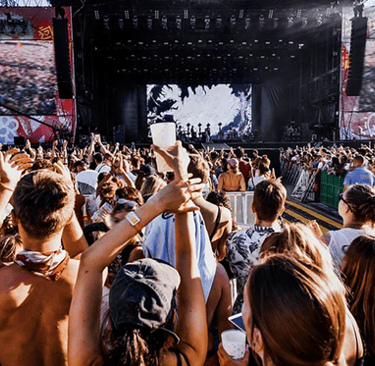 pessoas em evento show assistindo