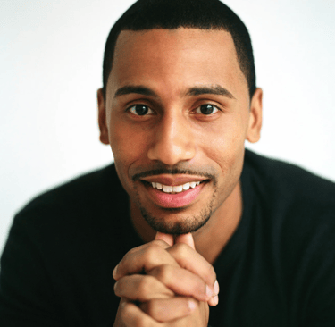 Force Prévention Sécurité - Agent de sécurité qualifié en mission de surveillance devant des bureaux