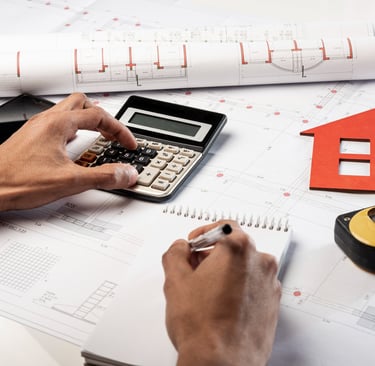 persona valuando inmuebles